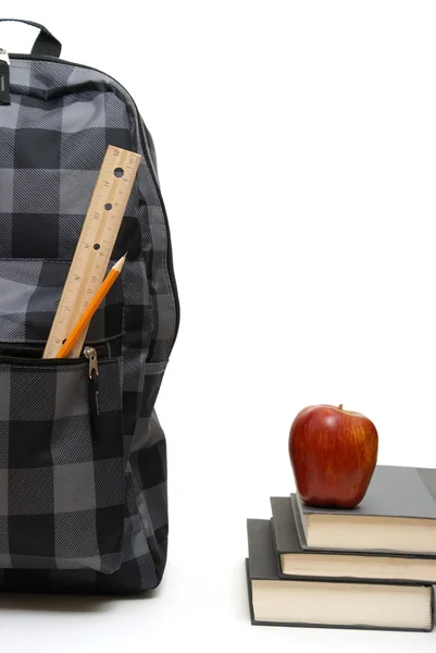 Okul sırt çantası ve kitaplar — Stok fotoğraf