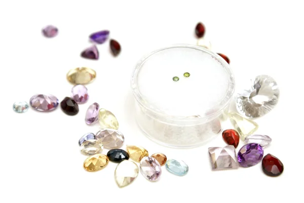 Diamantes verdes com pedras preciosas — Fotografia de Stock