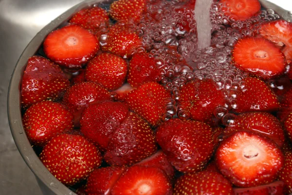 Washing Strawberries — Stock Photo, Image