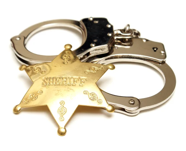Sheriff badge en handboeien — Stockfoto