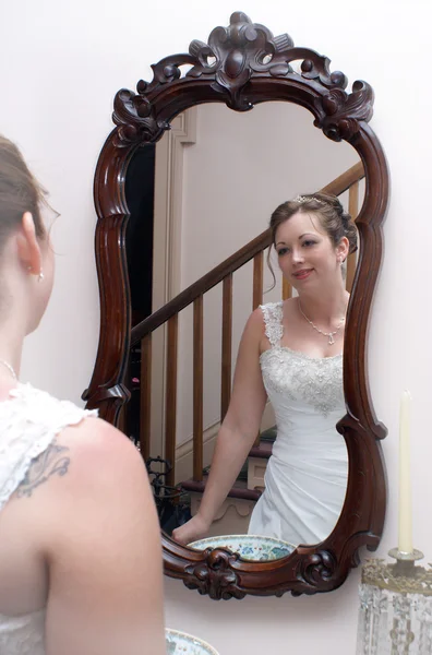 Невеста в зеркале — стоковое фото