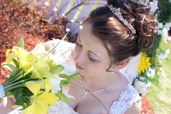 Bruden och hennes blommor — Stockfoto
