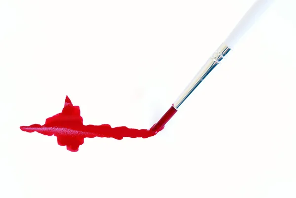 Pincel de pintura com tinta vermelha — Fotografia de Stock