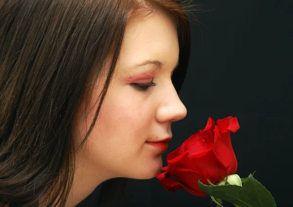 Cheirar uma rosa — Fotografia de Stock