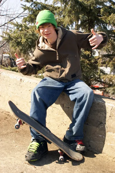 Скейтбордист позу — стокове фото