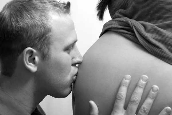 Besando el vientre de los bebés —  Fotos de Stock