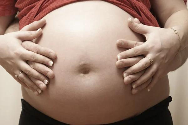 Rodiče všeobjímající těhotné břicho — Stock fotografie