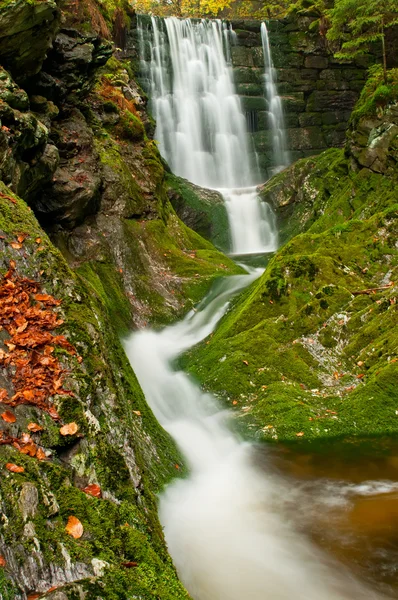 Belle cascade d'automne — Photo