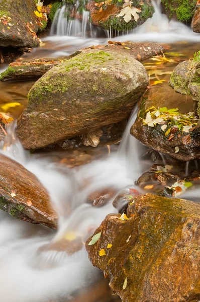 Krásné podzimní vodopád — Stock fotografie