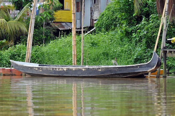 Lokale boot op de rivier in kuching — Stockfoto