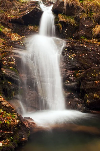 Vackra höst vattenfall — Stockfoto