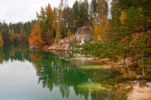 Hermoso lago de otoño — Foto de Stock