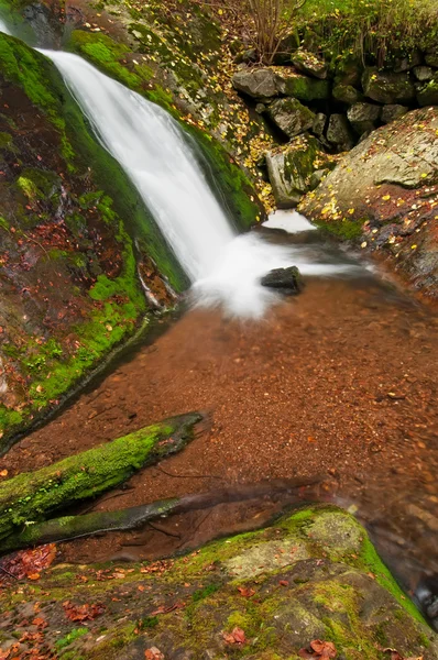 Осінній водоспад — стокове фото