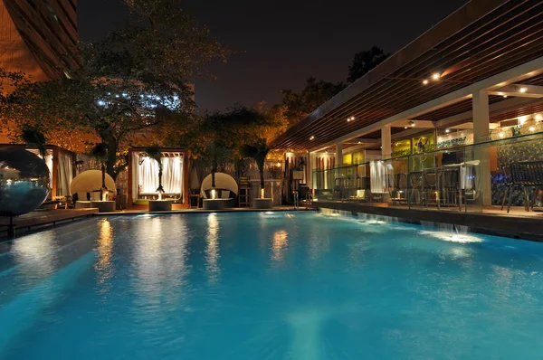 A Hotel medencével, éjjel — Stock Fotó