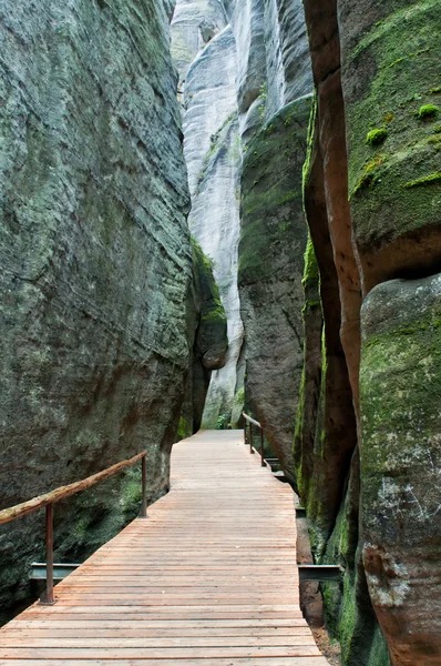 Passage in de rotsachtige stad — Stockfoto