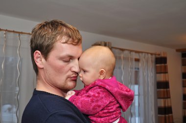bir baba ve sevimli bebek portre