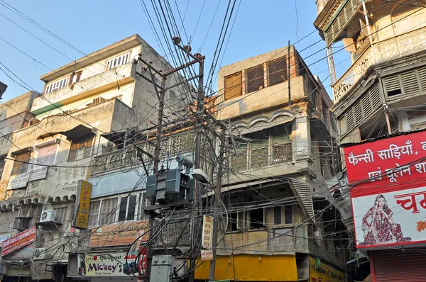 Електромонтаж електропроводки в старому Делі, Індія — стокове фото