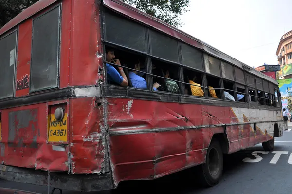 Ônibus em Kolkata, Índia . — Fotografia de Stock