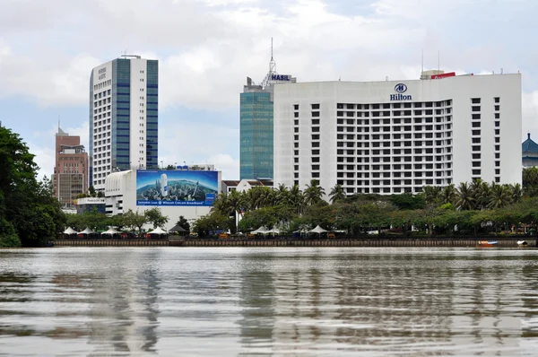 Bancos de rio em Kuching . — Fotografia de Stock