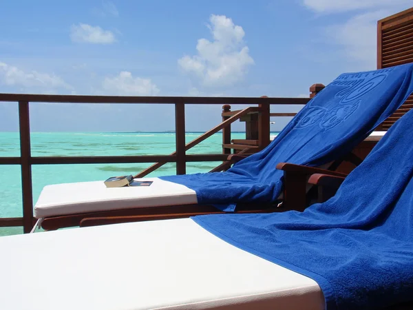 Солнечные кровати в Мальдивах — стоковое фото