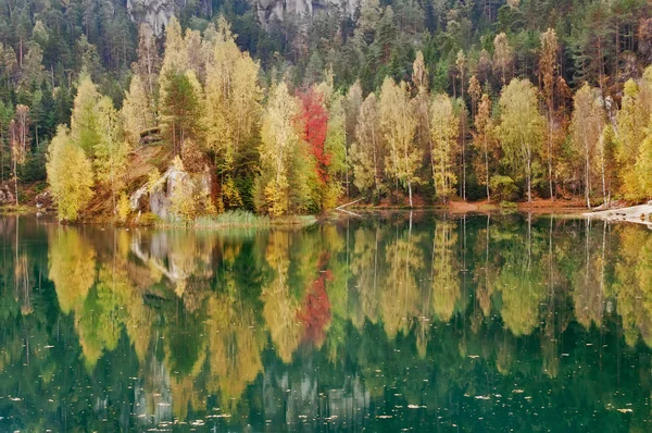 Lindo lago outono — Fotografia de Stock