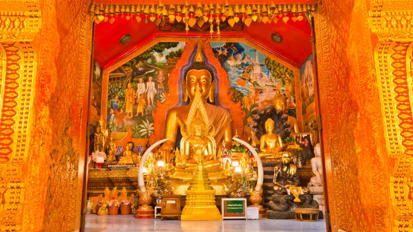 Templo budista ubicado en un templo en Tailandia — Foto de Stock