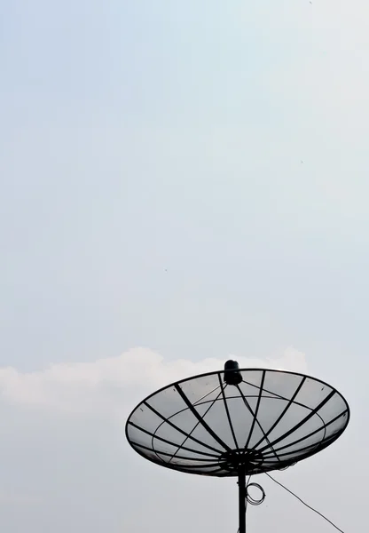 Спутниковые тарелки, обращенные прямо к небу — стоковое фото