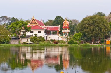 Boeddhistische tempel en naar de weerspiegeling in het water van lake