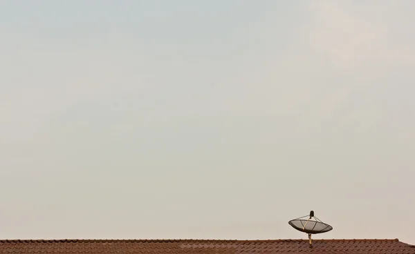 지붕 위에 있는 위성 안테나 — 스톡 사진