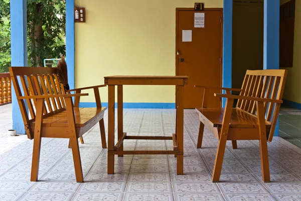 Dřevěné stoly a židle — Stock fotografie