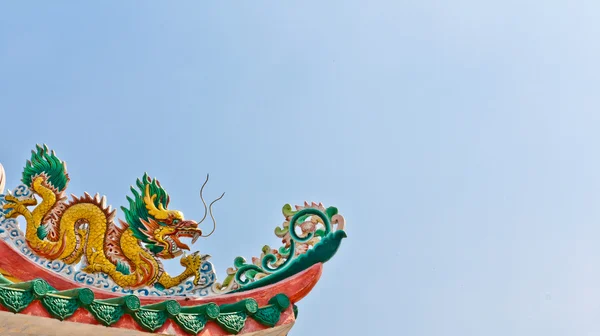 Dragão dourado no telhado — Fotografia de Stock