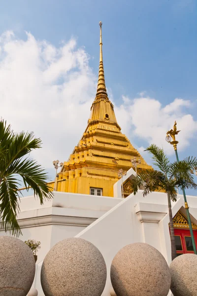 Złota pagoda przed kamień koło — Zdjęcie stockowe