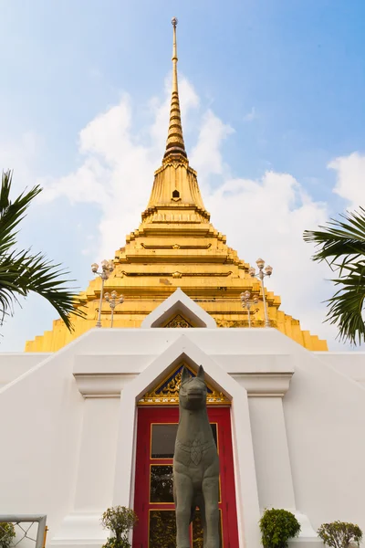 Złota pagoda przed koni czeka — Zdjęcie stockowe