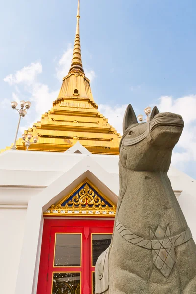 Horses rock acts waiting for the door, and a pagoda — Stock Photo, Image