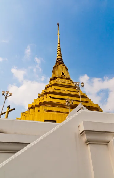 Golden stupa's base color is white — Stock Photo, Image