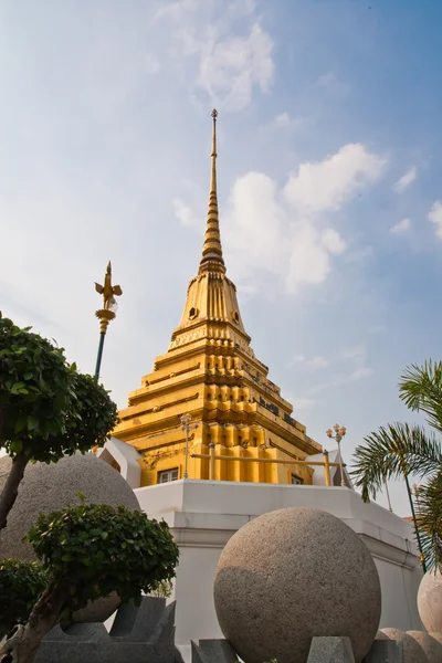Pagoda tree och en rund sten — Stockfoto
