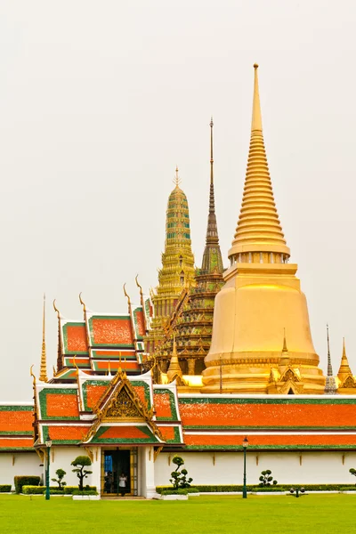 Césped frente a Wat Phra Kaew en Bangkok —  Fotos de Stock