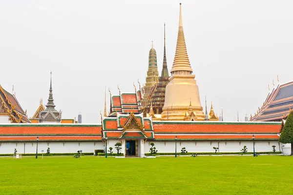 Prato davanti a Wat Phra Kaew a Bangkok — Foto Stock
