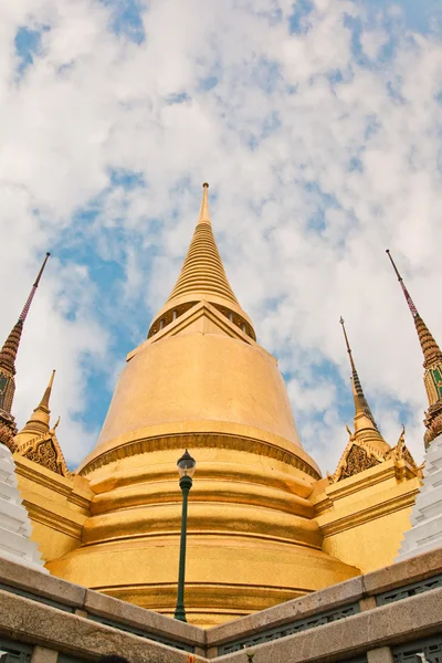 ゴールド仏塔、仏塔に囲まれて — ストック写真