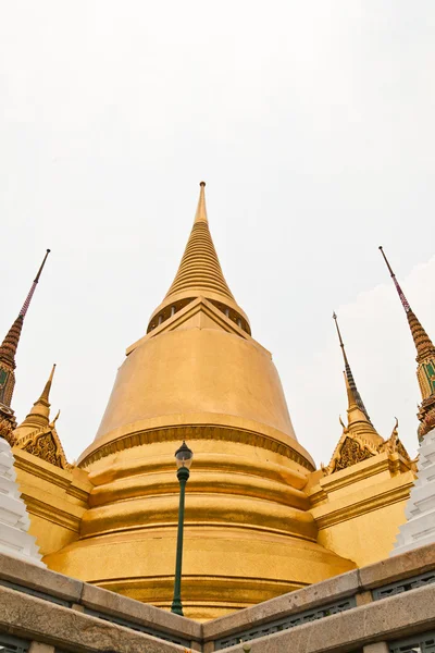 Złota pagoda, pagody w otoczeniu — Zdjęcie stockowe