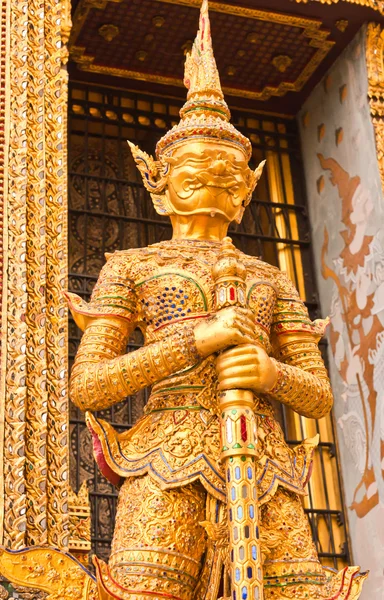 Gigant złoty w wat phra Kaew w Bangkoku — Zdjęcie stockowe