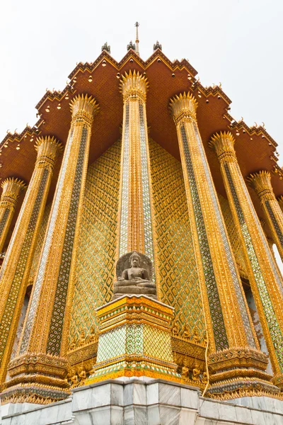 Estatua de Buda templo de oro en las torres de esquina —  Fotos de Stock