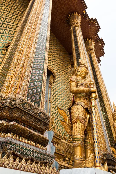 Oro gigante en Wat Phra Kaew — Foto de Stock