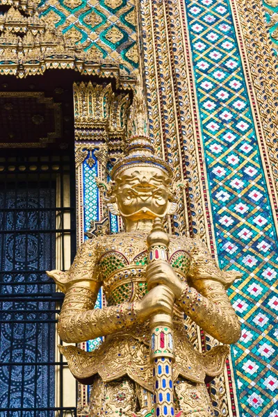 Gigant złoty w wat phra Kaew w Bangkoku — Zdjęcie stockowe