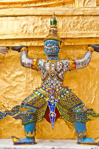 Bir dev mavi vücut kullanımı pagoda Bankası taşıyan iki eli — Stok fotoğraf