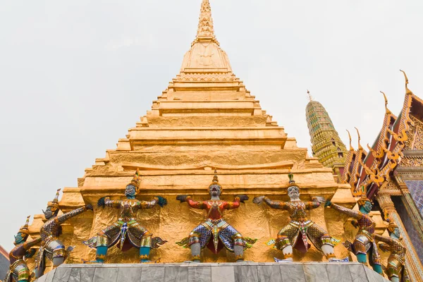 Jätte apor och hjälp lift pagoda basen — Stockfoto