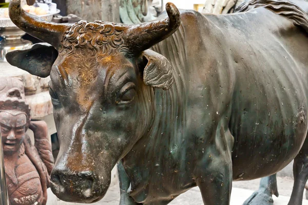Statua di una mucca nera — Foto Stock