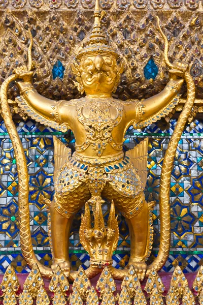 Garuda vangen twee phaya naga in klauw — Stockfoto