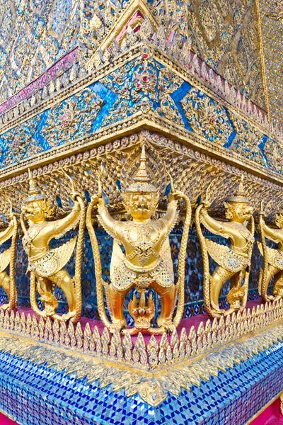 Garuda heykel Tapınağı köşesinde — Stok fotoğraf