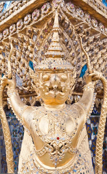 Garuda cattura due Phaya Naga in artiglio — Foto Stock